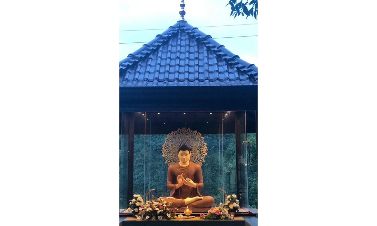 Shrine Room at Damsak Viharaya — photo 2 of 5