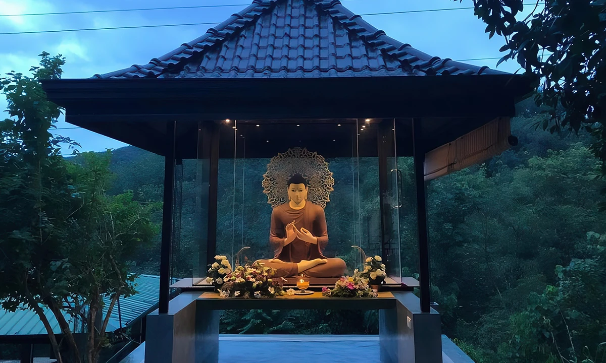Shrine Room at Damsak Viharaya — photo 5 of 5